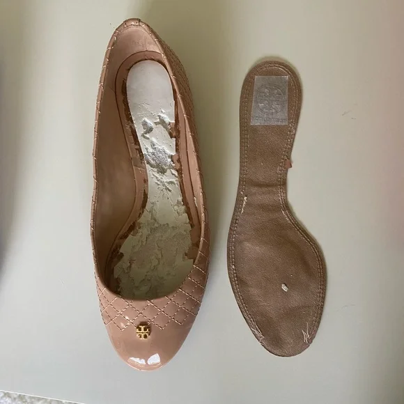 Good condition Tory Burch Kent Quilted Ballet Flat in Nude Patent 7.5 - Picture 6 of 7